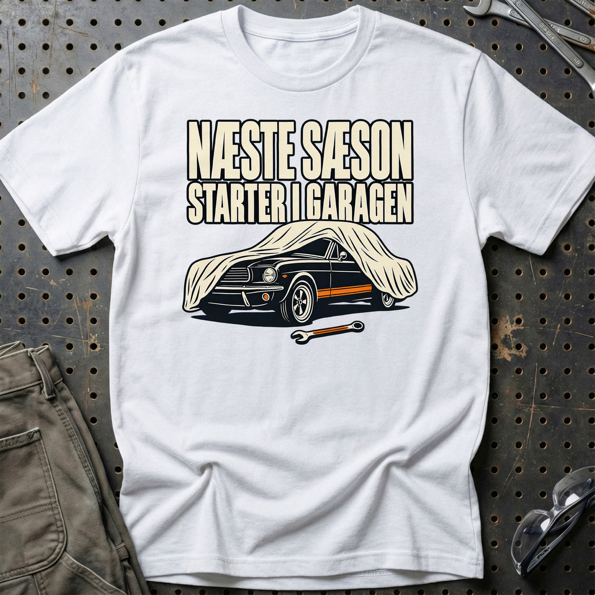 
Næste sæson starter i garagen T-Shirt – Hvid