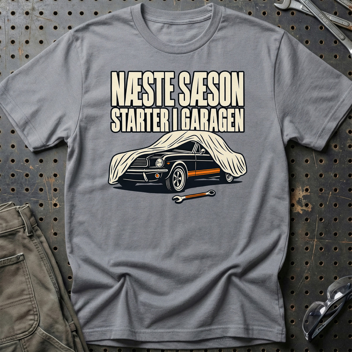 
Næste sæson starter i garagen T-Shirt – Grå Sport