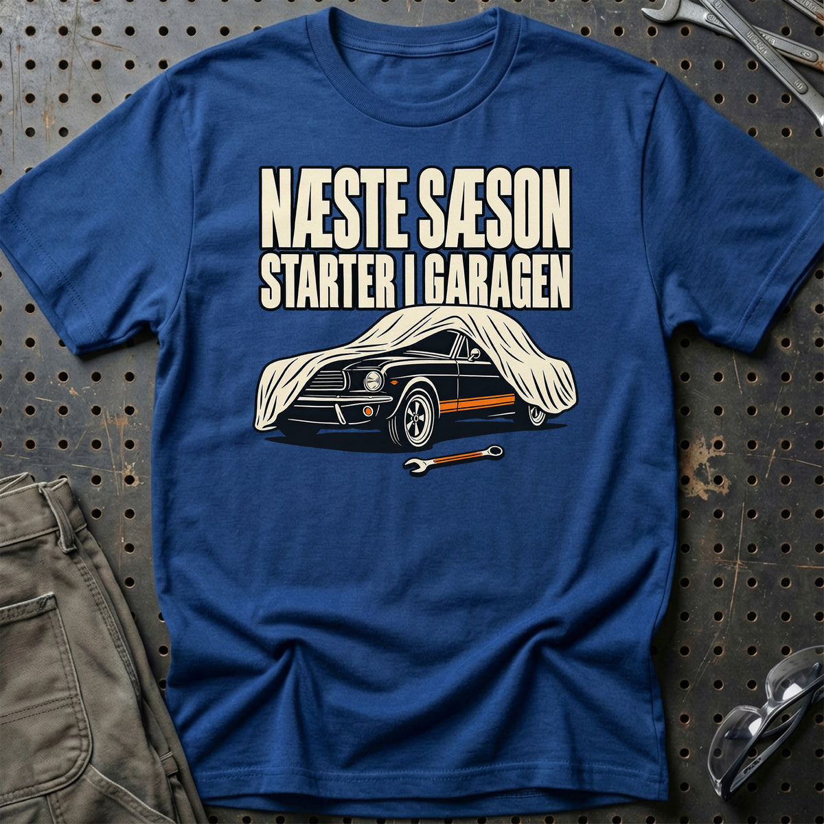
Næste sæson starter i garagen T-Shirt – Blå Royal
