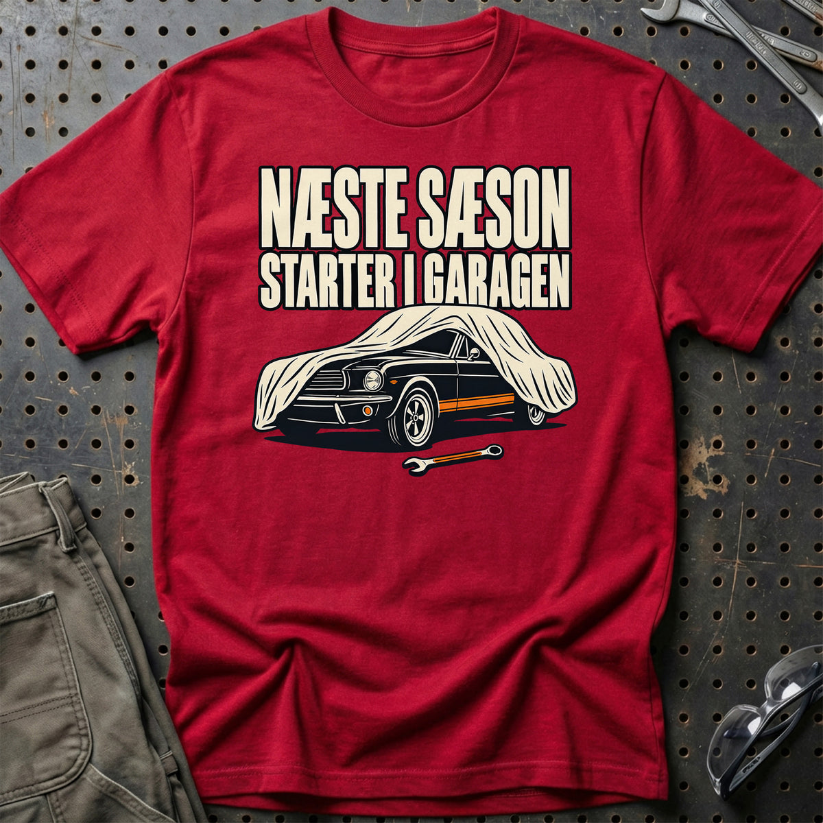 
Næste sæson starter i garagen T-Shirt – Rød