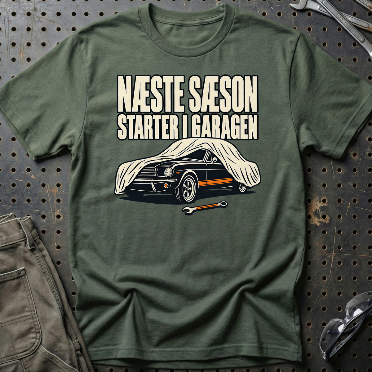 
Næste sæson starter i garagen T-Shirt – Grøn Militær