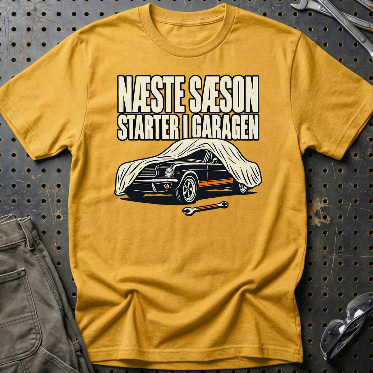 
Næste sæson starter i garagen T-Shirt – Guld