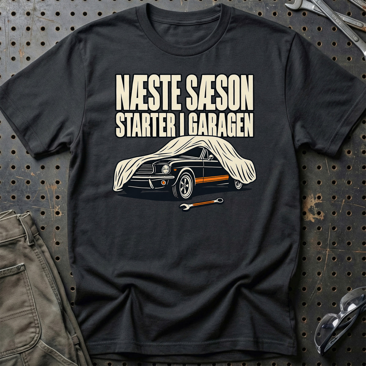 
Næste sæson starter i garagen T-Shirt – Sort