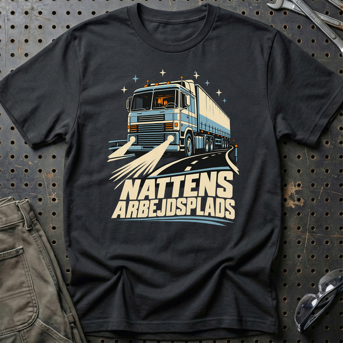 
Nattens arbejdsplads – Unisex T-Shirt – Sort