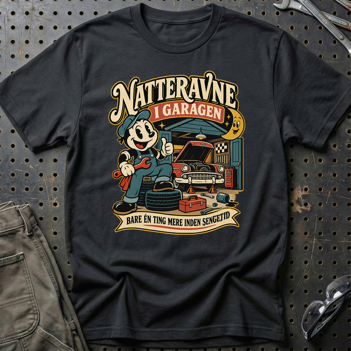 
Natteravne i garagen – Bare én ting mere – Unisex T-Shirt – Sort