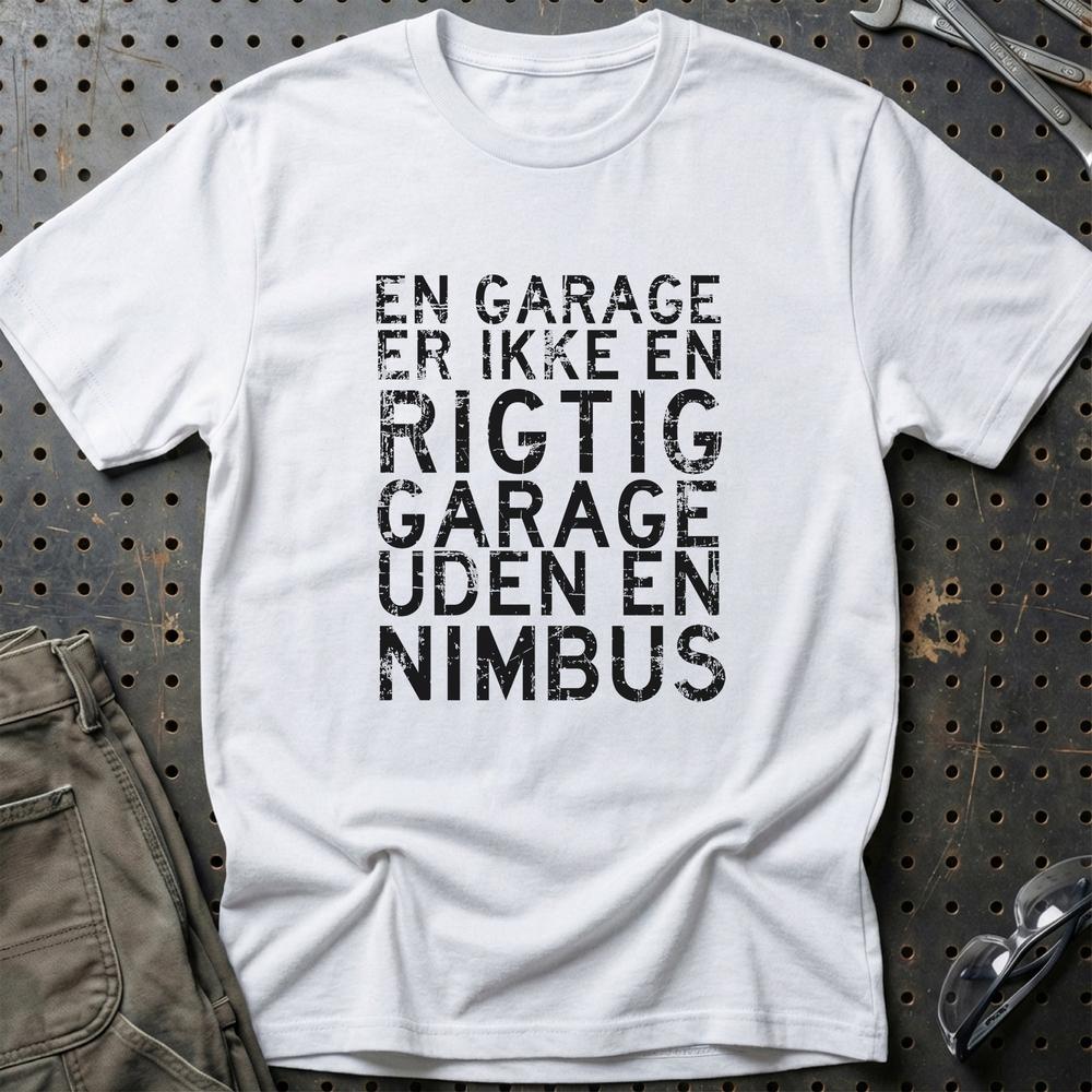 Nimbus En Garage Er Ikke En Rigtig Garage Uden En Nimbus T-Shirt-Beklædning-Nimbus-Hvid-S-Garage Culture Shop- garage - man cave - merchandise