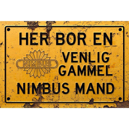 Nimbus Her Bor En Venlig Gammel Nimbus Mand Skilte, Musemåtte, Dørmåtte-Skilte-Nimbus-Garage Culture Shop- garage - man cave - merchandise