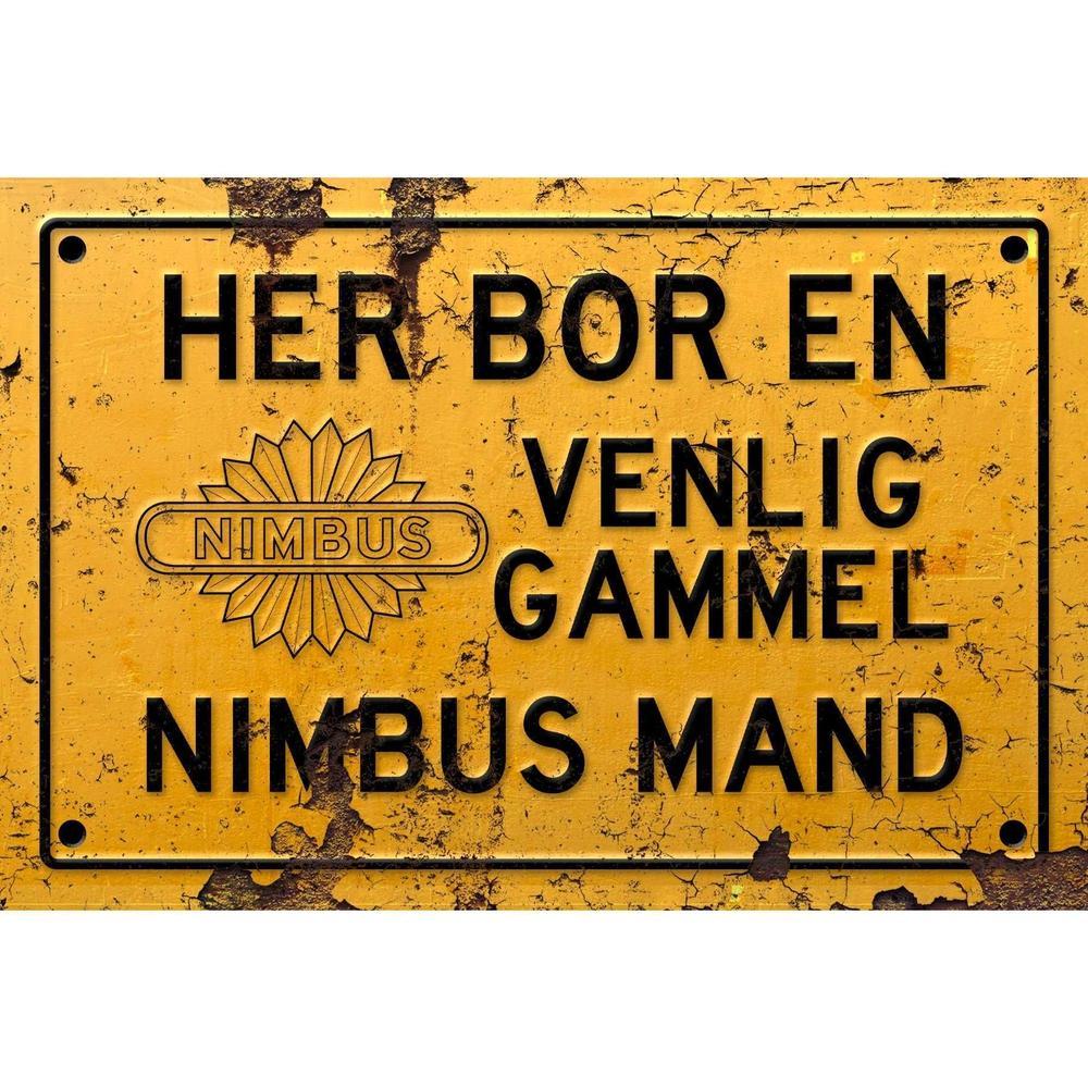 Nimbus Her Bor En Venlig Gammel Nimbus Mand Skilte, Musemåtte, Dørmåtte , Plakat-Skilte-Nimbus-Garage Culture Shop- garage - man cave - merchandise