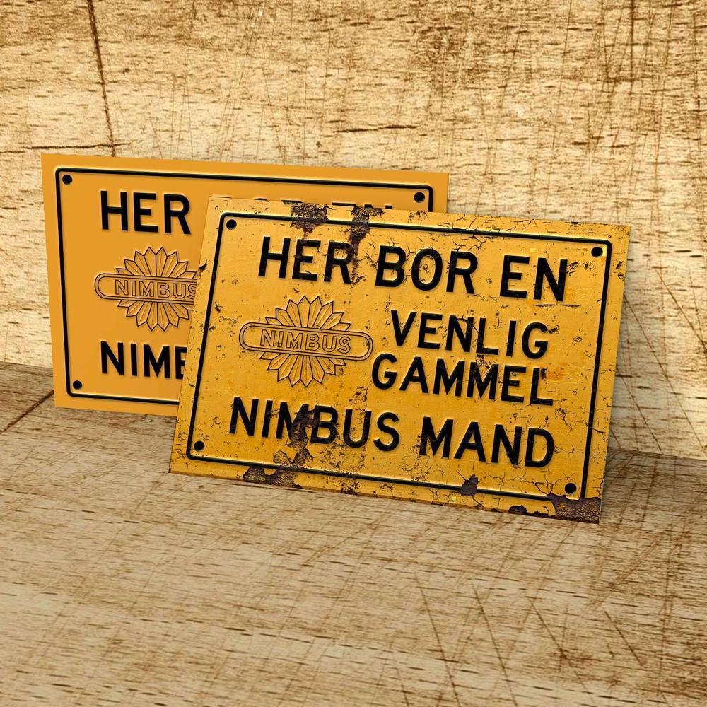 Nimbus Her Bor En Venlig Gammel Nimbus Mand Skilte, Musemåtte, Dørmåtte , Plakat-Skilte-Nimbus-Garage Culture Shop- garage - man cave - merchandise