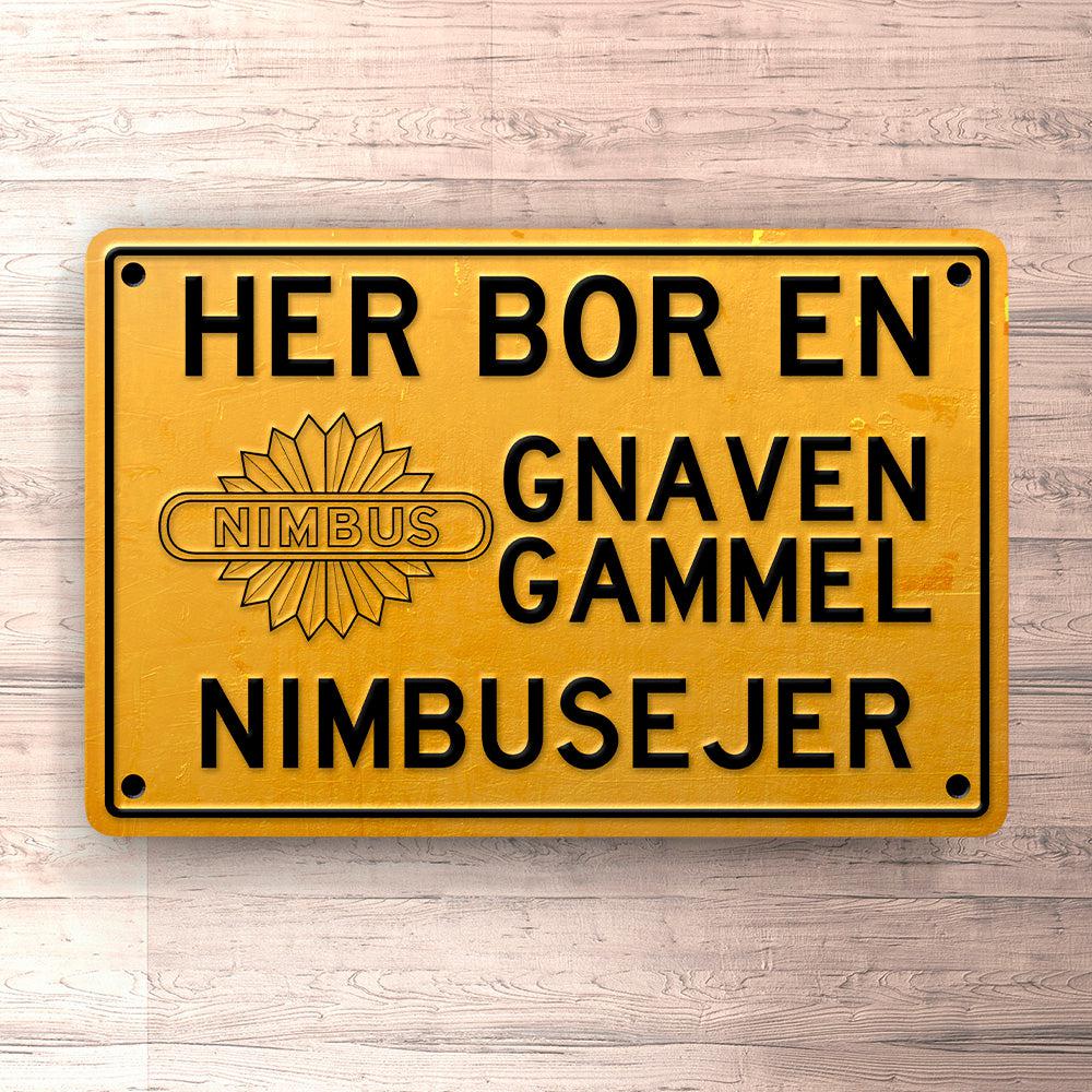 Nimbus Her Bor En Venlig Gammel Nimbusejer Skilte, Musemåtte, Dørmåtte-Skilte-Nimbus-Garage Culture Shop- garage - man cave - merchandise