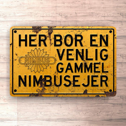 Nimbus Her Bor En Venlig Gammel Nimbusejer Skilte, Musemåtte, Dørmåtte-Skilte-Nimbus-Garage Culture Shop- garage - man cave - merchandise