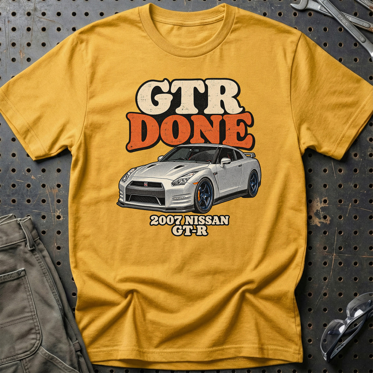 
Nissan GT-R 2007 – GTR Done T-Shirt – Guld