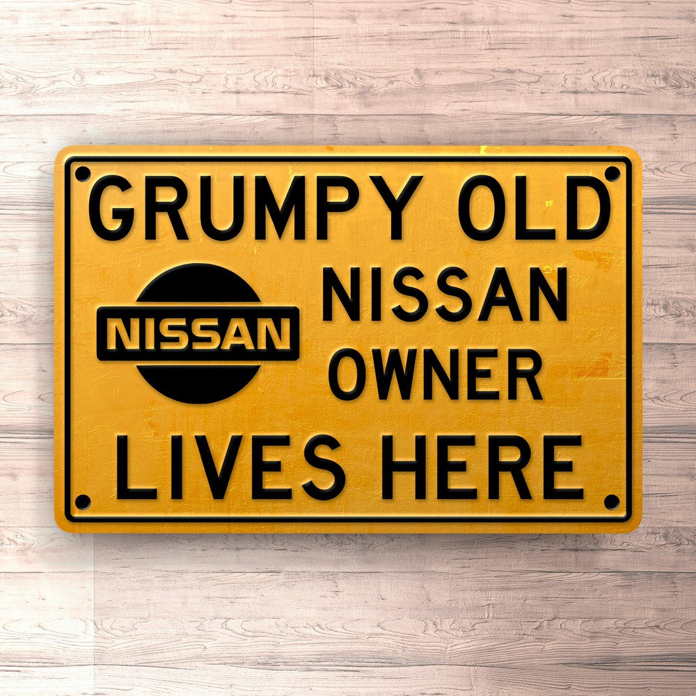 Nissan Grumpy Old Nissan Owner Lives Here Skilte, Musemåtte, Dørmåtte-Skilte-Nissan-Garage Culture Shop- garage - man cave - merchandise