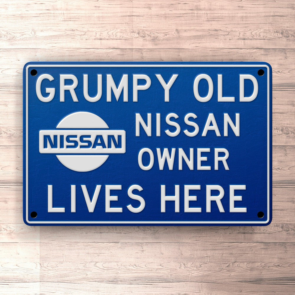 Nissan Grumpy Old Nissan Owner Lives Here Skilte, Musemåtte, Dørmåtte-Skilte-Nissan-Garage Culture Shop- garage - man cave - merchandise