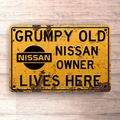 Nissan Grumpy Old Nissan Owner Lives Here Skilte, Musemåtte, Dørmåtte , Plakat-Skilte-Nissan-Garage Culture Shop- garage - man cave - merchandise