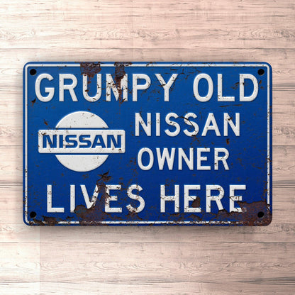 Nissan Grumpy Old Nissan Owner Lives Here Skilte, Musemåtte, Dørmåtte , Plakat-Skilte-Nissan-Garage Culture Shop- garage - man cave - merchandise