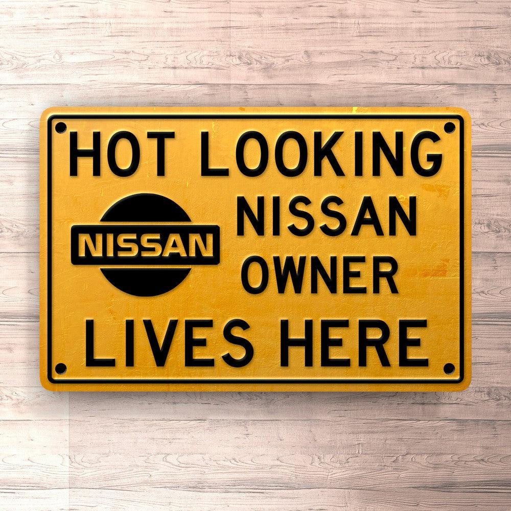 Nissan Hot Looking Nissan Owner Lives Here Skilte, Musemåtte, Dørmåtte-Skilte-Nissan-Garage Culture Shop- garage - man cave - merchandise