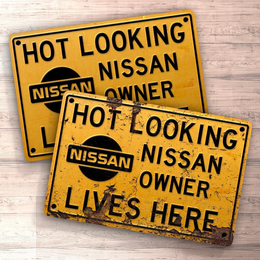 Nissan Hot Looking Nissan Owner Lives Here Skilte, Musemåtte, Dørmåtte , Plakat-Skilte-Nissan-Garage Culture Shop- garage - man cave - merchandise