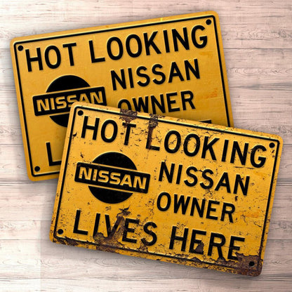 Nissan Hot Looking Nissan Owner Lives Here Skilte, Musemåtte, Dørmåtte , Plakat-Skilte-Nissan-Garage Culture Shop- garage - man cave - merchandise