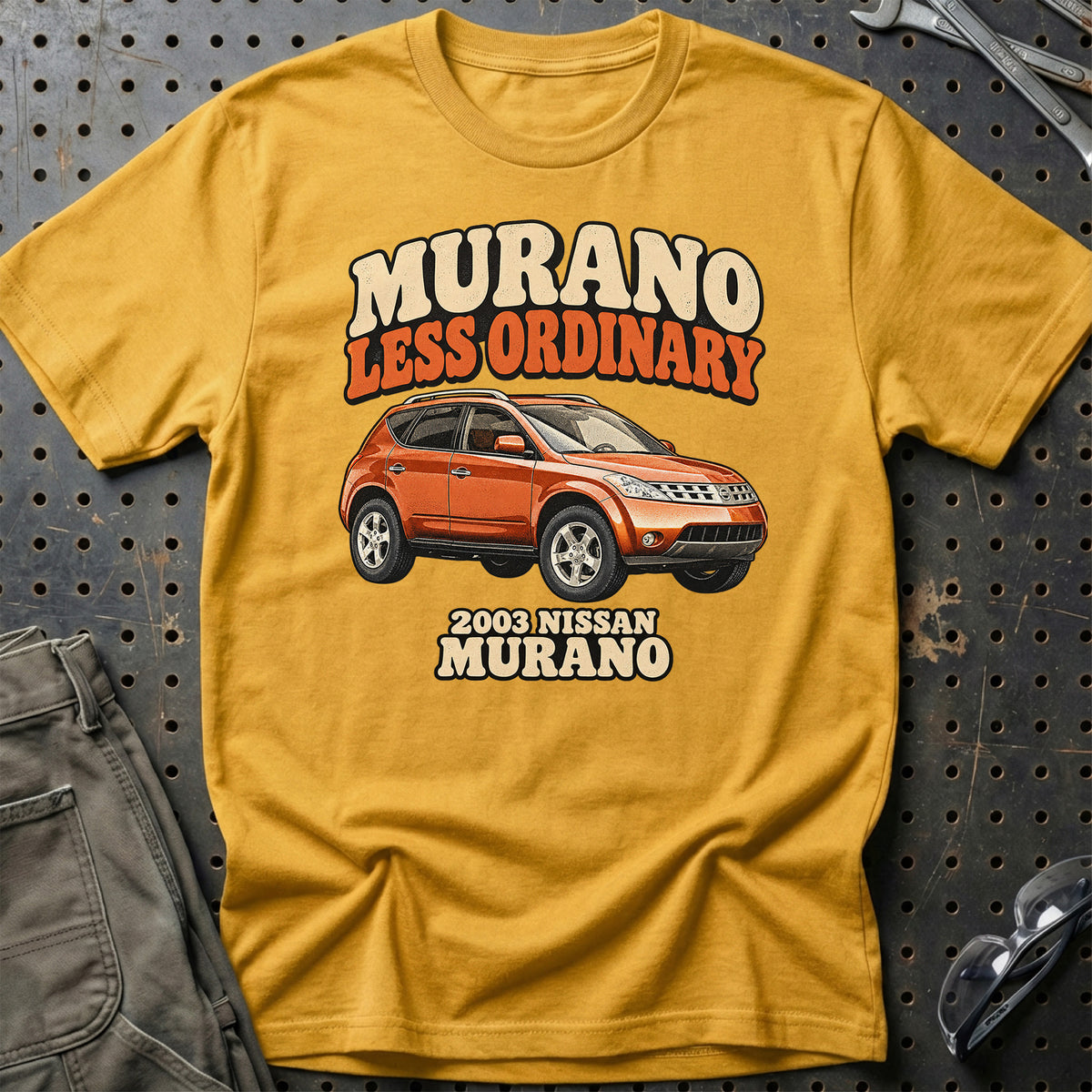 
Nissan Murano 2003 – Murano Less Ordinary T-Shirt – Guld