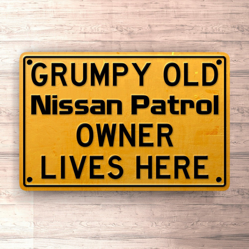 Nissan Patrol Grumpy Old Nissan Patrol Owner Lives Here Skilte, Musemåtte, Dørmåtte , Plakat-Skilte-Nissan-Garage Culture Shop- garage - man cave - merchandise