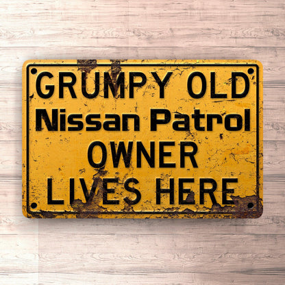 Nissan Patrol Grumpy Old Nissan Patrol Owner Lives Here Skilte, Musemåtte, Dørmåtte , Plakat-Skilte-Nissan-Garage Culture Shop- garage - man cave - merchandise
