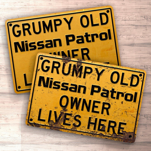 Nissan Patrol Grumpy Old Nissan Patrol Owner Lives Here Skilte, Musemåtte, Dørmåtte , Plakat-Skilte-Nissan-Garage Culture Shop- garage - man cave - merchandise