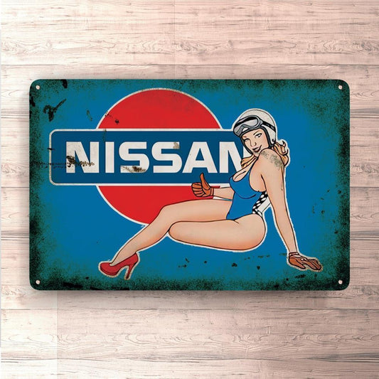 Nissan Pin-Up Vintage Skilte, Musemåtte, Dørmåtte , Plakat-Skilte-Nissan-Garage Culture Shop- garage - man cave - merchandise