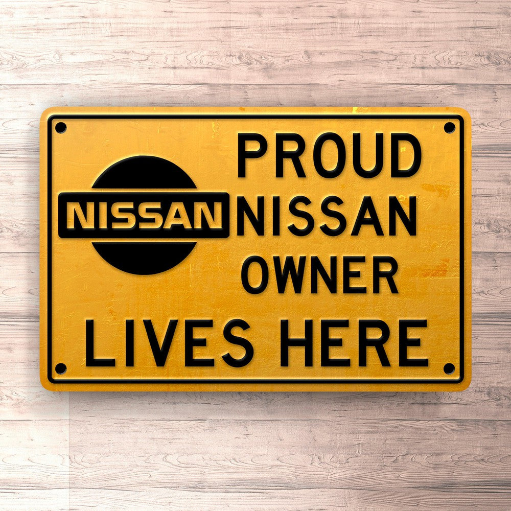 Nissan Proud Nissan Owner Lives Here Skilte, Musemåtte, Dørmåtte-Skilte-Nissan-Garage Culture Shop- garage - man cave - merchandise