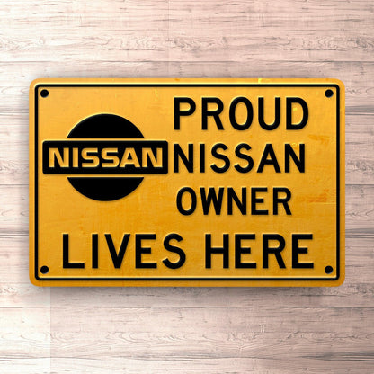 Nissan Proud Nissan Owner Lives Here Skilte, Musemåtte, Dørmåtte-Skilte-Nissan-Garage Culture Shop- garage - man cave - merchandise