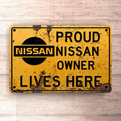 Nissan Proud Nissan Owner Lives Here Skilte, Musemåtte, Dørmåtte , Plakat-Skilte-Nissan-Garage Culture Shop- garage - man cave - merchandise