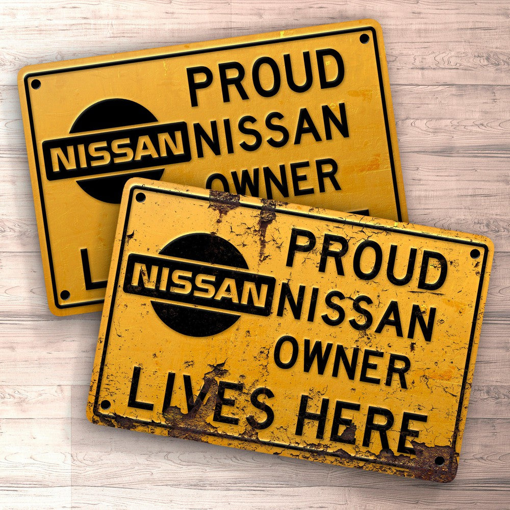 Nissan Proud Nissan Owner Lives Here Skilte, Musemåtte, Dørmåtte , Plakat-Skilte-Nissan-Garage Culture Shop- garage - man cave - merchandise
