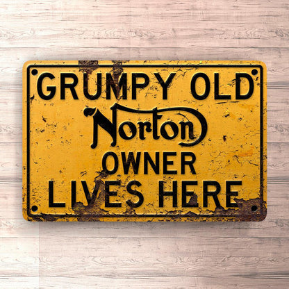 Norton Grumpy Old Norton Owner Lives Here Skilte, Musemåtte, Dørmåtte , Plakat-Skilte-Norton-Garage Culture Shop- garage - man cave - merchandise