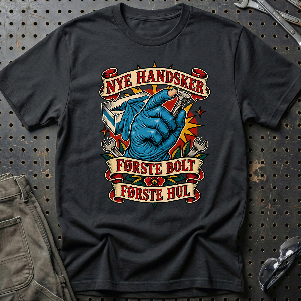
Nye handsker – Første bolt – Første hul – Unisex T-Shirt – Sort