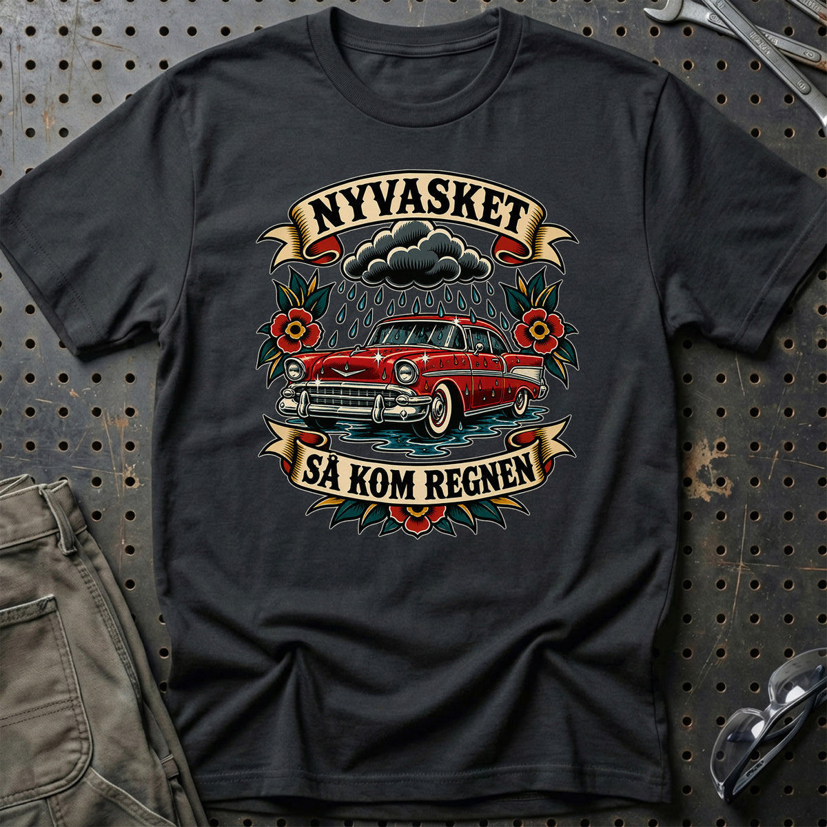 
Nyvasket – Så kom regnen – Unisex T-Shirt – Sort
