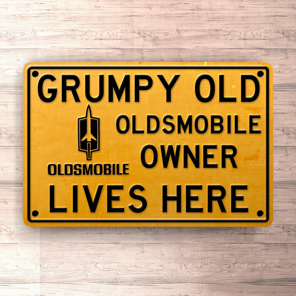 Oldsmobile Grumpy Old Oldsmobile Owner Lives Here Skilte, Musemåtte, Dørmåtte-Skilte-Oldsmobile-Garage Culture Shop- garage - man cave - merchandise