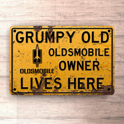 Oldsmobile Grumpy Old Oldsmobile Owner Lives Here Skilte, Musemåtte, Dørmåtte-Skilte-Oldsmobile-Garage Culture Shop- garage - man cave - merchandise