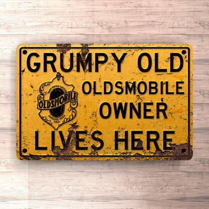 Oldsmobile Grumpy Old Oldsmobile Owner Lives Here Skilte, Musemåtte, Dørmåtte-Skilte-Oldsmobile-Garage Culture Shop- garage - man cave - merchandise
