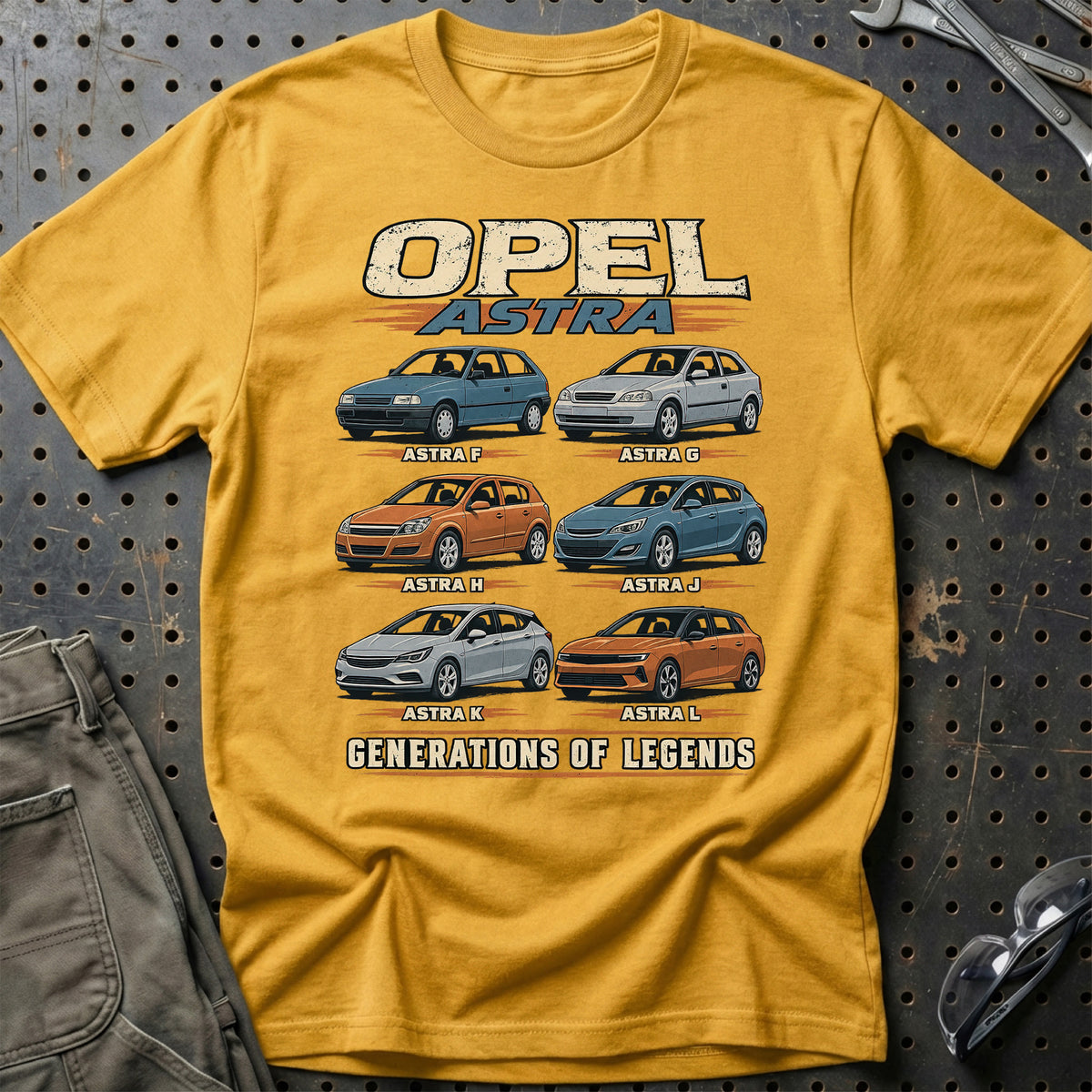 
Opel Astra – Generations of Legends T-Shirt – Guld