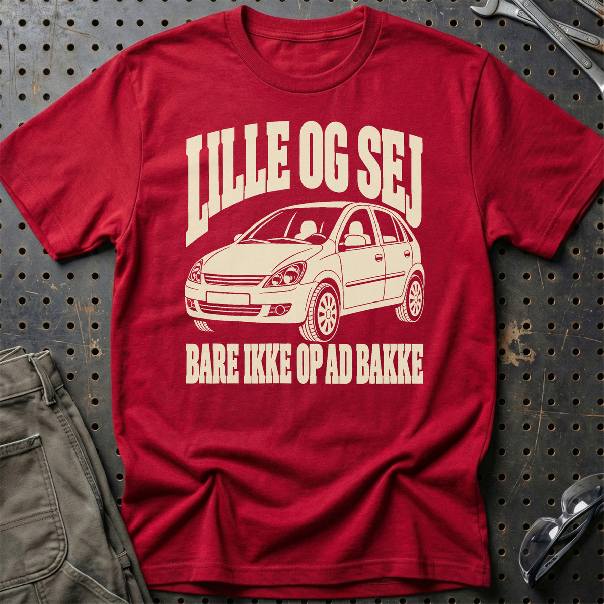 
Opel Corsa C – Lille og sej bare ikke op ad bakke – Unisex T-Shirt – Rød