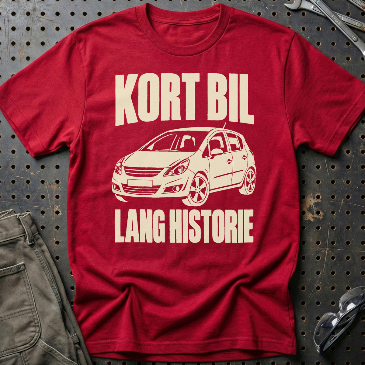 
Opel Corsa D – Kort bil lang historie – Unisex T-Shirt – Rød