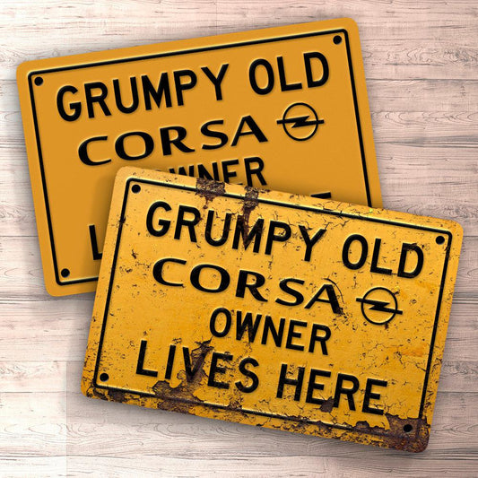 Opel Corsa Grumpy Old Opel Corsa Owner Lives Here Skilte, Musemåtte, Dørmåtte-Skilte-Opel-Garage Culture Shop- garage - man cave - merchandise
