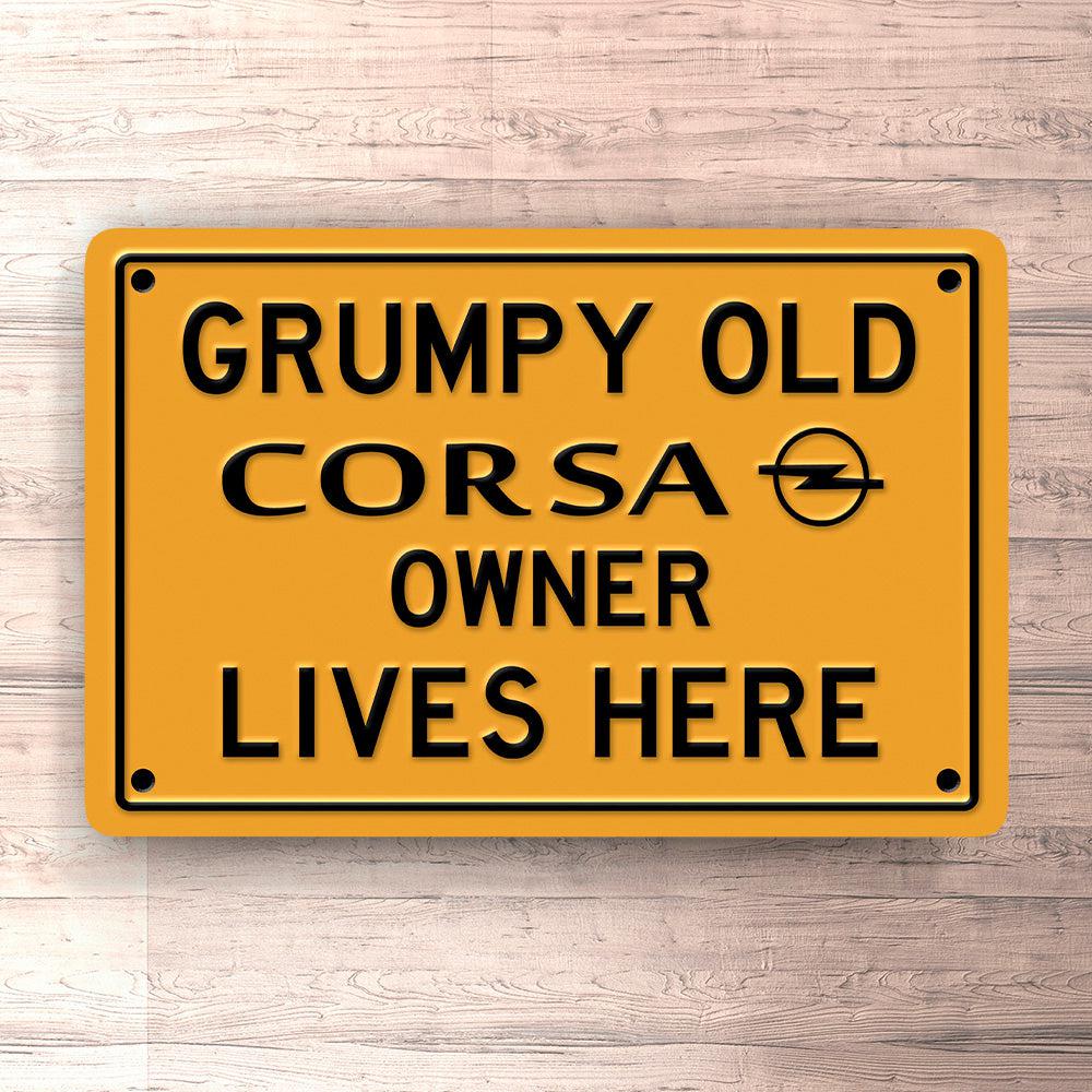 Opel Corsa Grumpy Old Opel Corsa Owner Lives Here Skilte, Musemåtte, Dørmåtte , Plakat-Skilte-Opel-Garage Culture Shop- garage - man cave - merchandise