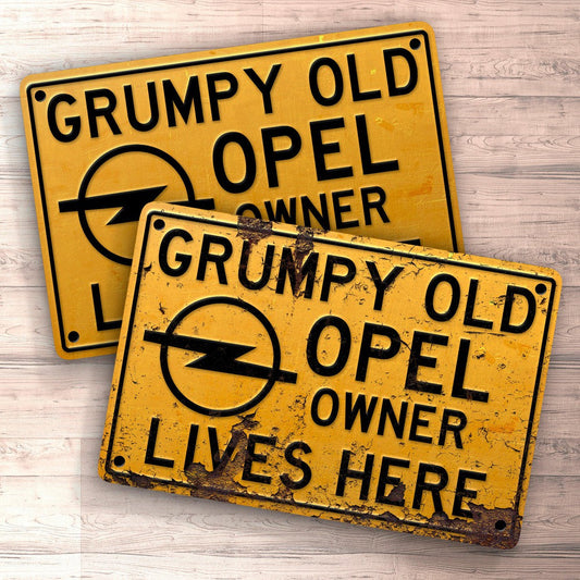 Opel Grumpy Old Opel Owner Lives Here Skilte, Musemåtte, Dørmåtte-Skilte-Opel-Garage Culture Shop- garage - man cave - merchandise