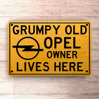 Opel Grumpy Old Opel Owner Lives Here Skilte, Musemåtte, Dørmåtte , Plakat-Skilte-Opel-Garage Culture Shop- garage - man cave - merchandise