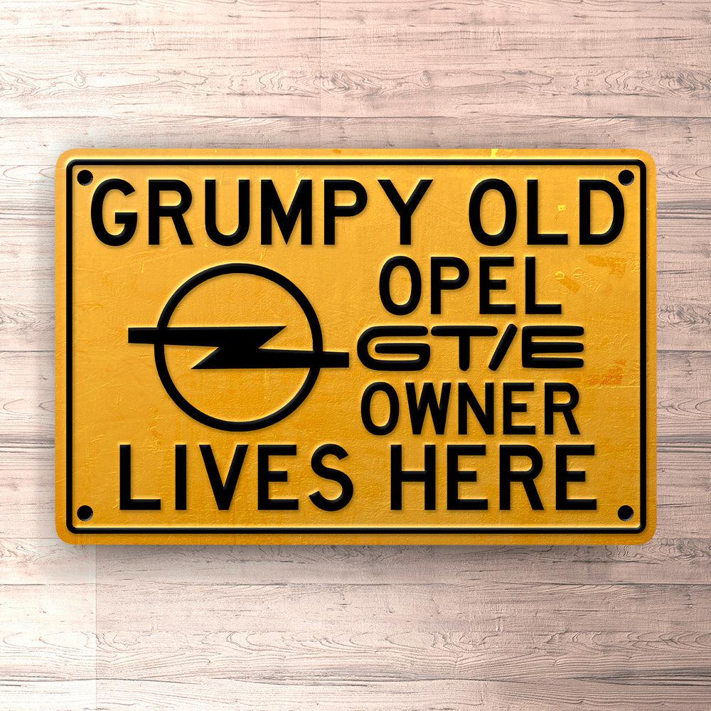 Opel Gt/E Grumpy Old Opel Gt/E Owner Lives Here Skilte, Musemåtte, Dørmåtte , Plakat-Skilte-Opel-Garage Culture Shop- garage - man cave - merchandise