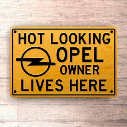Opel Hot Looking Opel Owner Lives Here Skilte, Musemåtte, Dørmåtte-Skilte-Opel-Garage Culture Shop- garage - man cave - merchandise