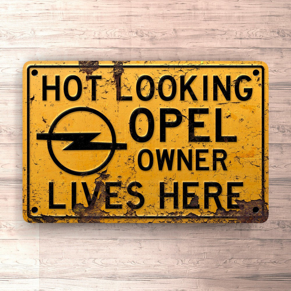 Opel Hot Looking Opel Owner Lives Here Skilte, Musemåtte, Dørmåtte-Skilte-Opel-Garage Culture Shop- garage - man cave - merchandise