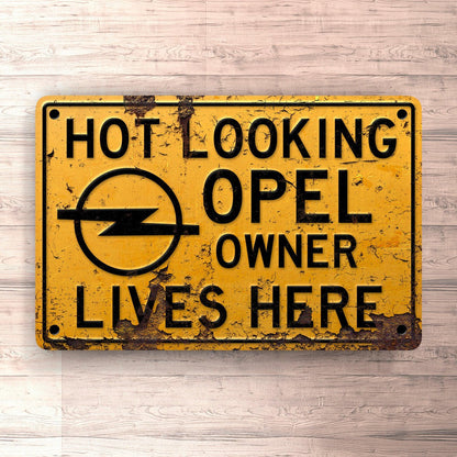 Opel Hot Looking Opel Owner Lives Here Skilte, Musemåtte, Dørmåtte-Skilte-Opel-Garage Culture Shop- garage - man cave - merchandise