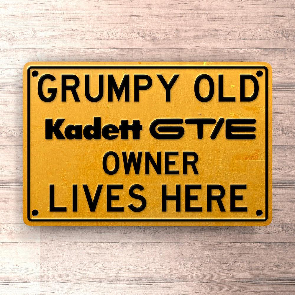 Opel Kadett Gt/E Grumpy Old Opel Kadett Gt/E Owner Lives Here Skilte, Musemåtte, Dørmåtte , Plakat-Skilte-Opel-Garage Culture Shop- garage - man cave - merchandise